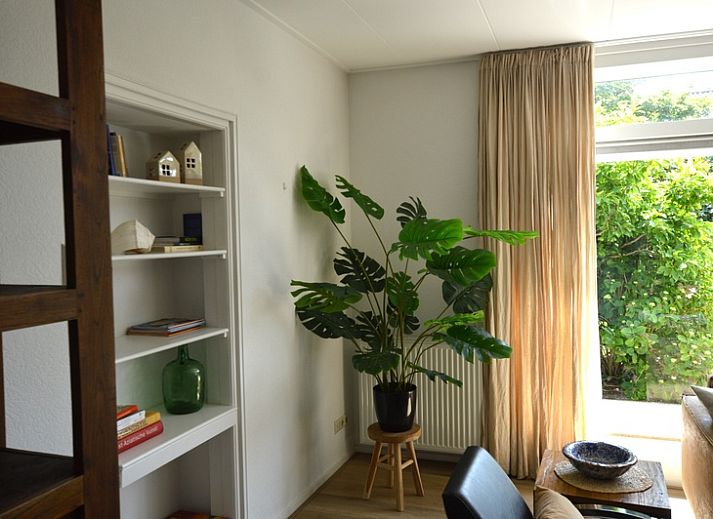 Cozy living room of Plevierstraat 24 - Tuunwoal vacation home, De Koog, Texel with lots of light.