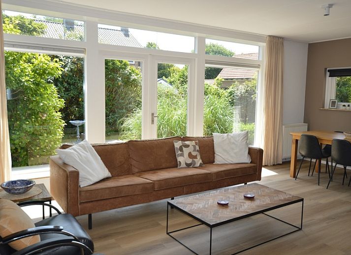 Cozy living room of Plevierstraat 24 - Tuunwoal vacation home, De Koog, Texel with lots of light.