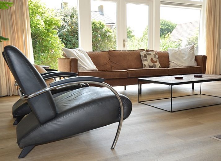 Cozy living room of Plevierstraat 24 - Tuunwoal vacation home, De Koog, Texel with lots of light.