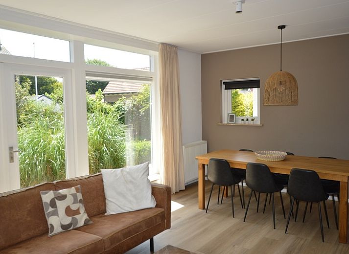 Cozy living room of Plevierstraat 24 - Tuunwoal vacation home, De Koog, Texel with lots of light.