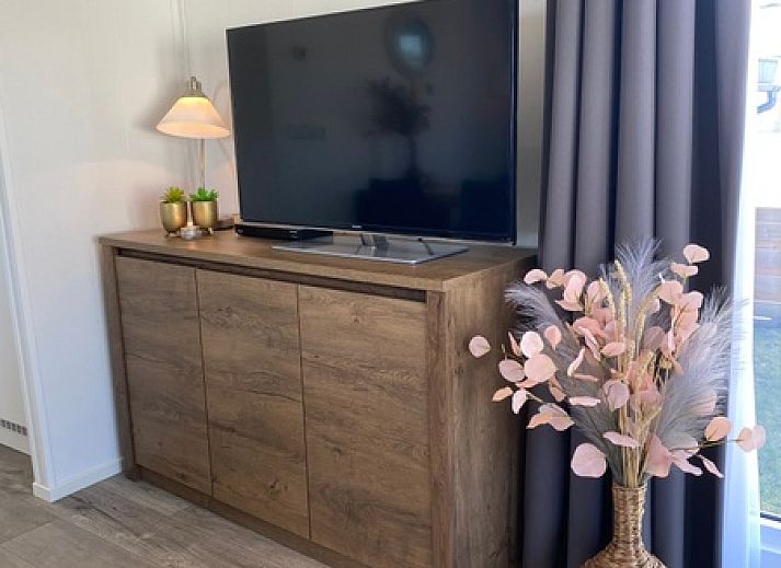 Sunny exterior of Chalet Bregkoog 94 on Chaletpark Bregkoog, De Koog, Texel.