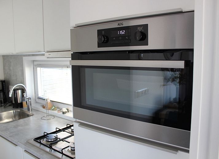 Sunny exterior of Chalet Bregkoog 94 on Chaletpark Bregkoog, De Koog, Texel.