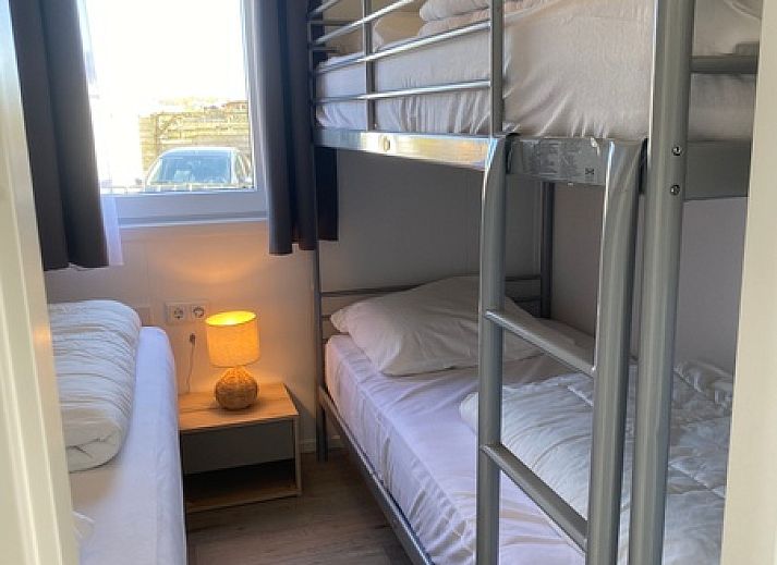 Cozy living room in Chalet Bregkoog 94, De Koog, Texel with comfortable sofa at Chaletpark Bregkoog.