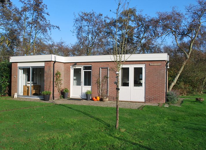 De Koperwiek vacation home in De Koog Texel with green garden and brick facade.