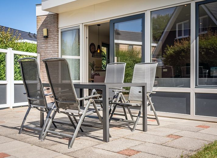Bungalow 19A in De Koog, Texel mit sonniger Terrasse und gruenem Garten, ideal fuer einen erholsamen Urlaub auf den Watteninseln.