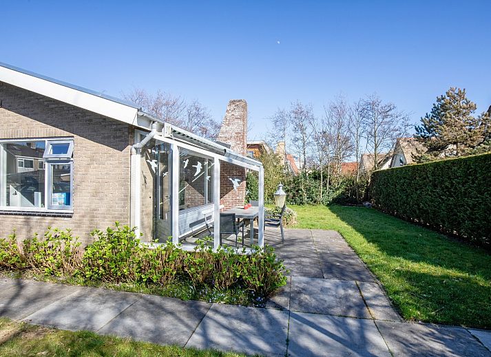 Sonnige Terrasse des Ferienhauses De Schutstal in De Koog, Texel.