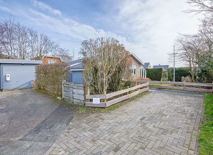 Sonnige Terrasse des Ferienhauses De Schutstal in De Koog, Texel.