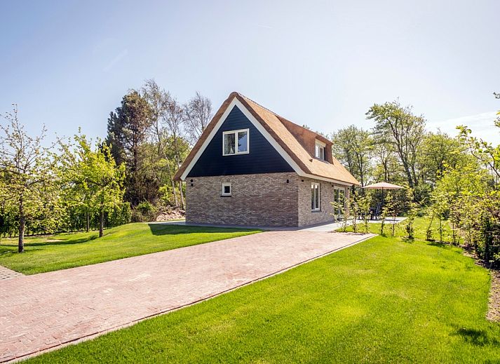 Landhuis De Wije Blick in De Koog, Texel, vacation home with thatched roof and green garden, surrounded by nature.