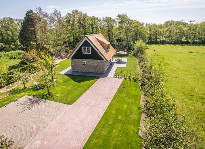 Landhuis De Wije Blick in De Koog, Texel, vacation home with thatched roof and green garden, surrounded by nature.