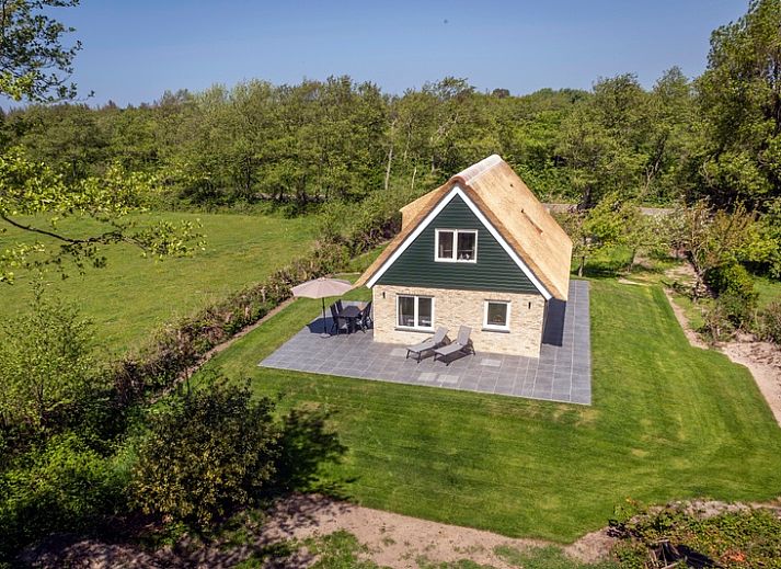 Landhuis De Wije Blick in De Koog, Texel, vacation home with thatched roof and green garden, surrounded by nature.