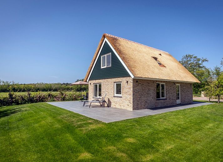 Landhuis De Wije Blick in De Koog, Texel, vacation home with thatched roof and green garden, surrounded by nature.