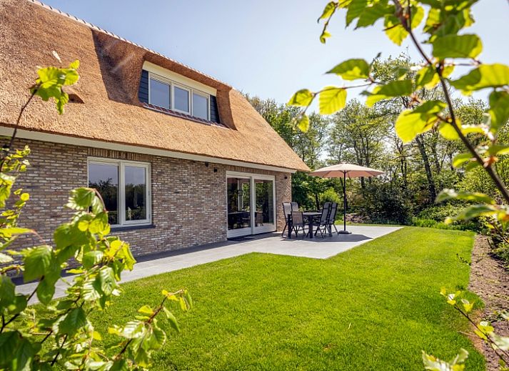 Entrance to Landhuis De Wije Blick, vacation home in De Koog, Texel, with entrance gate and lush surroundings.