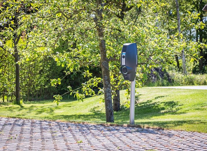 Entrance to Landhuis De Wije Blick, vacation home in De Koog, Texel, with entrance gate and lush surroundings.