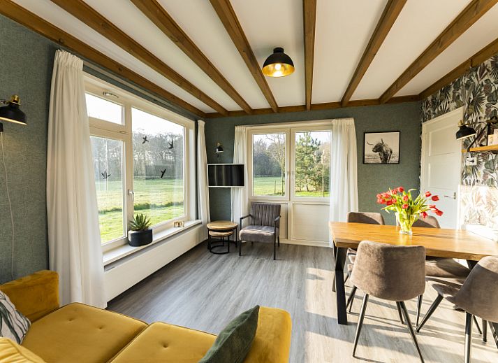 De Koperwiek vacation home in De Koog Texel with green garden and brick facade.