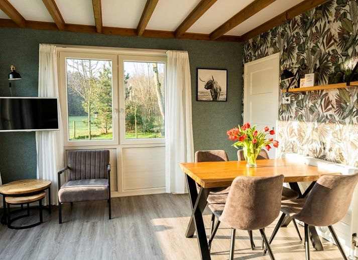 De Koperwiek vacation home in De Koog Texel with green garden and brick facade.