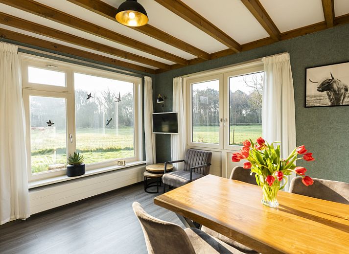De Koperwiek vacation home in De Koog Texel with green garden and brick facade.