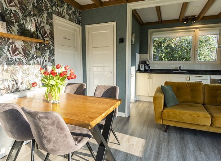 Front view of De Koperwiek vacation home in De Koog Texel surrounded by nature.