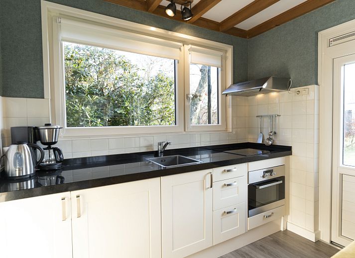 Front view of De Koperwiek vacation home in De Koog Texel surrounded by nature.