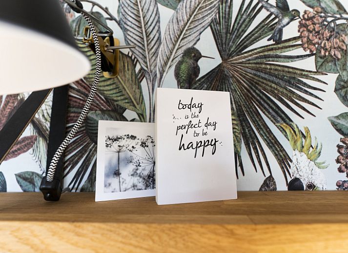 Front view of De Koperwiek vacation home in De Koog Texel surrounded by nature.