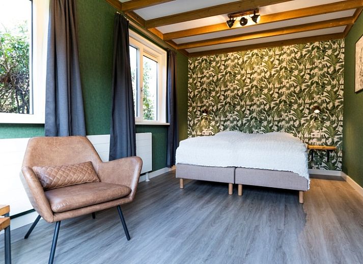 Front view of De Koperwiek vacation home in De Koog Texel surrounded by nature.