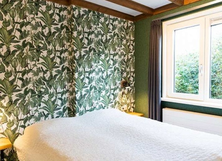 Front view of De Koperwiek vacation home in De Koog Texel surrounded by nature.