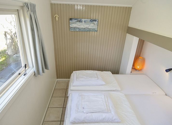 Gemuetliches Wohnzimmer von Achter de Brem in De Koog, Texel, mit Blick auf den Garten.