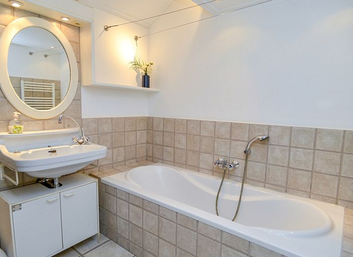 Gemuetliches Wohnzimmer von Achter de Brem in De Koog, Texel, mit Blick auf den Garten.