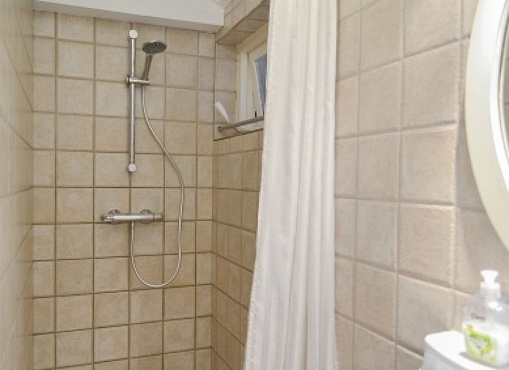 Gemuetliches Wohnzimmer von Achter de Brem in De Koog, Texel, mit Blick auf den Garten.