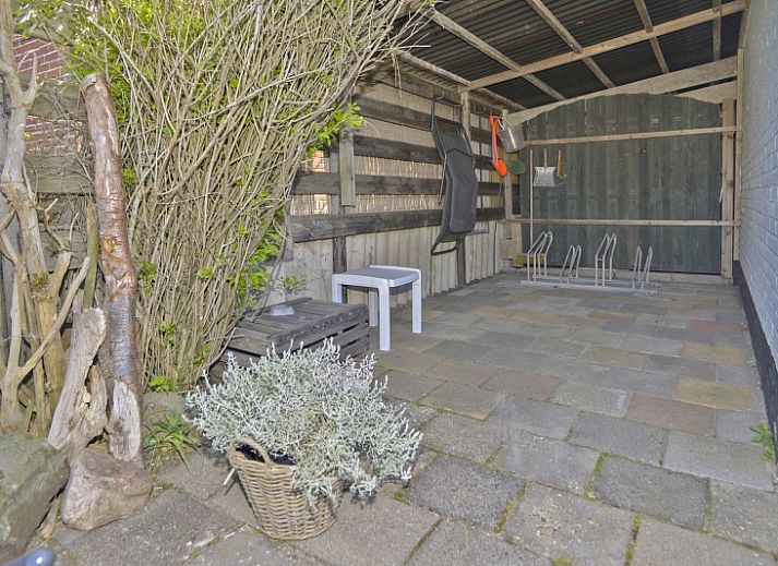 Gemuetliches Wohnzimmer von Achter de Brem in De Koog, Texel, mit Blick auf den Garten.