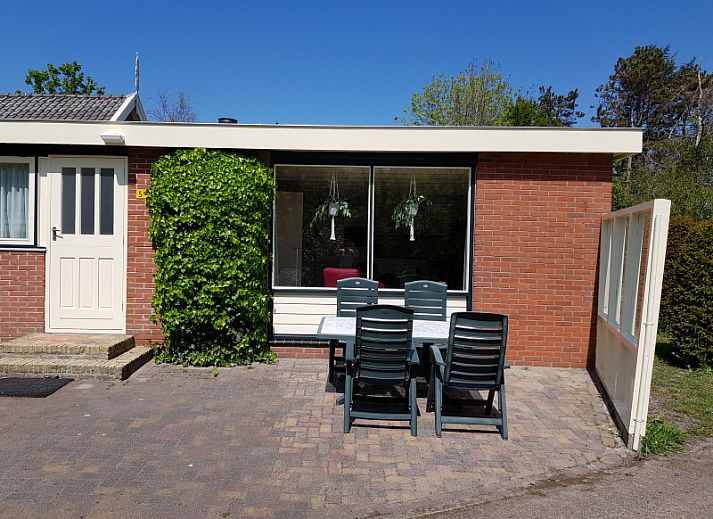 Bungalow 5100 in De Koog on Texel with sunny terrace and green surroundings.