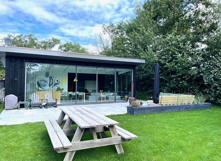 De Koerie vacation home in De Koog Texel with spacious garden and terrace, ideal for relaxation on the Wadden Islands.