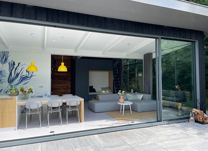 De Koerie vacation home in De Koog Texel with spacious garden and terrace, ideal for relaxation on the Wadden Islands.