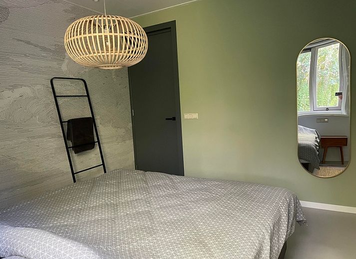 Modern dining room in De Koerie vacation home De Koog Texel with stylish decor and views of nature.