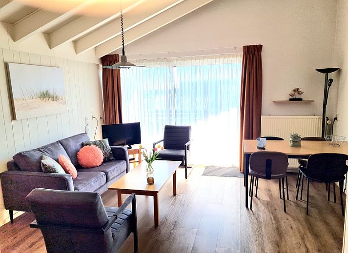 Cozy living room in Motel Texel Apartment (W), De Koog, with lots of light and comfortable seating area.