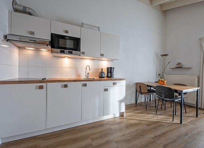 Cozy living room in Motel Texel Apartment (W), De Koog, with lots of light and comfortable seating area.