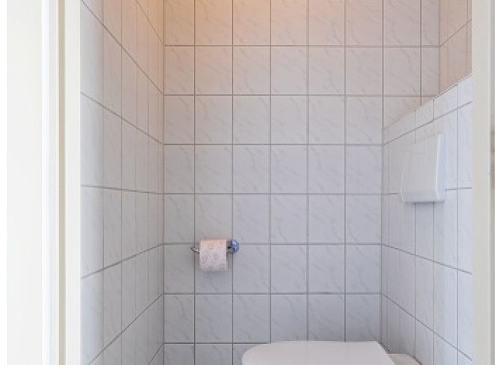 Bright living space in Motel Texel Apartment (W), De Koog, with modern furniture and terrace views.