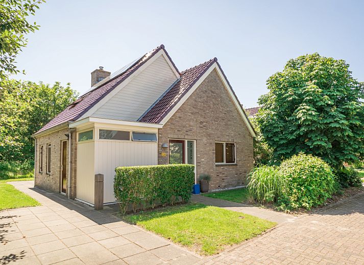 Villa 6 persons with 2 bathrooms in De Koog, Texel. Charming vacation home surrounded by greenery on the Wadden Islands.
