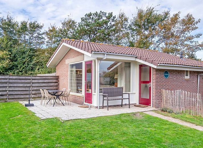Het Zandblauwtje vacation home in De Koog Texel with terrace and green garden
