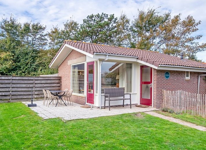 Het Zandblauwtje vacation home in De Koog Texel with terrace and green garden