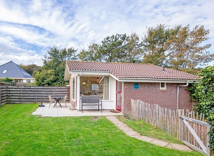 Het Zandblauwtje vacation home in De Koog Texel with terrace and green garden
