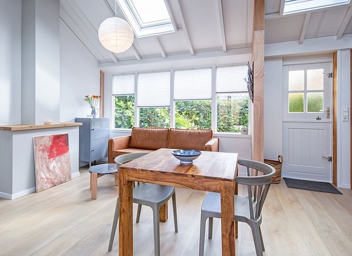 Helles Wohnzimmer im Ferienhaus Pippa in De Koog, Texel, mit moderner Kueche und grosser Sitzecke.