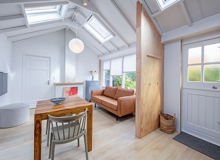 Helles Wohnzimmer im Ferienhaus Pippa in De Koog, Texel, mit moderner Kueche und grosser Sitzecke.