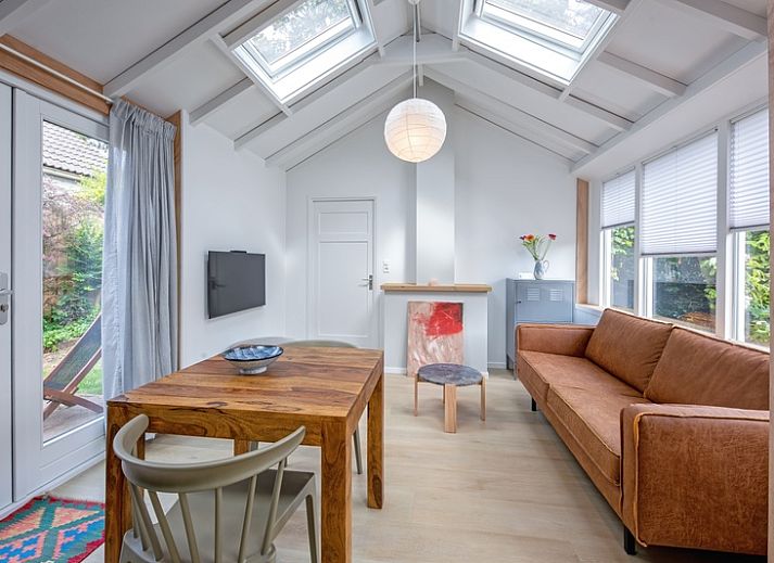 Helles Wohnzimmer im Ferienhaus Pippa in De Koog, Texel, mit moderner Kueche und grosser Sitzecke.