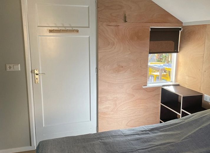 Gemuetlicher Innenbereich des Ferienhauses Pippa, De Koog, Texel, mit bequemem Sofa und Essecke.