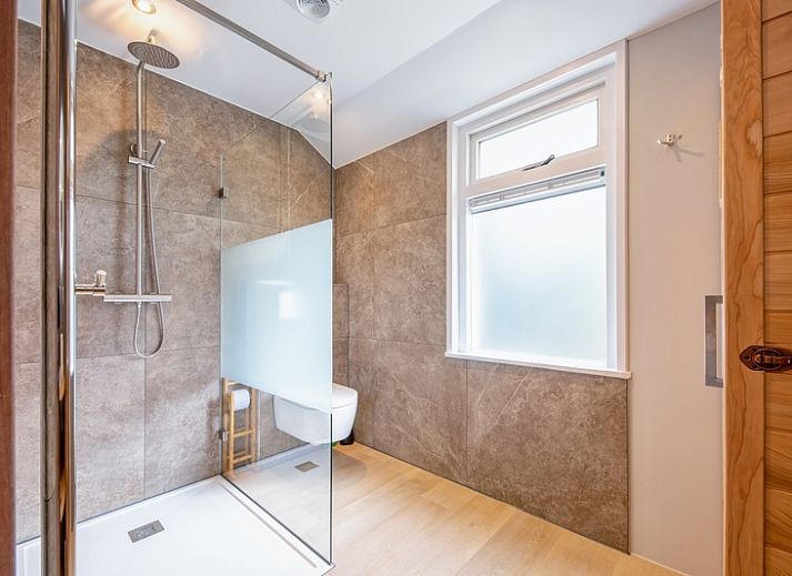 Offener Wohnbereich im Ferienhaus Pippa, De Koog, Texel, mit viel natuerlichem Licht und moderner Ausstattung.