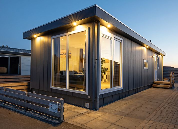 Cozy living room in Chaletpark Bregkoog, Chalet Bregkoog 261, De Koog, Texel. Comfortable seating area with modern furnishings.