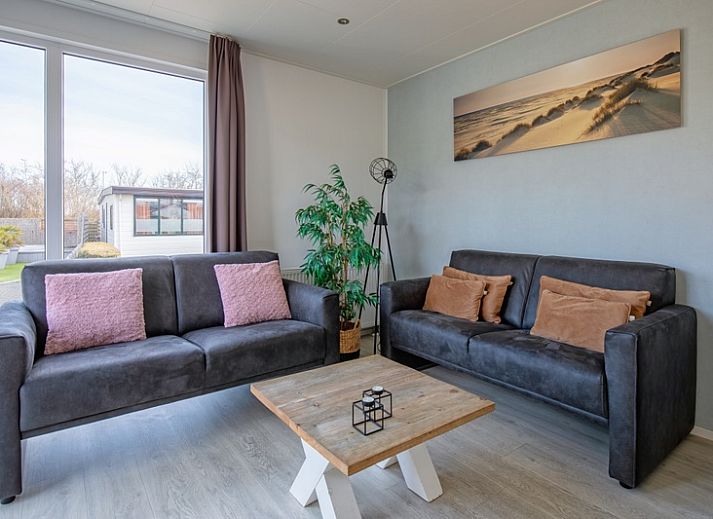 Cozy living room in Chaletpark Bregkoog, Chalet Bregkoog 261, De Koog, Texel. Comfortable seating area with modern furnishings.