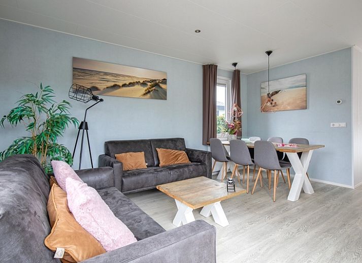 Cozy living room in Chaletpark Bregkoog, Chalet Bregkoog 261, De Koog, Texel. Comfortable seating area with modern furnishings.