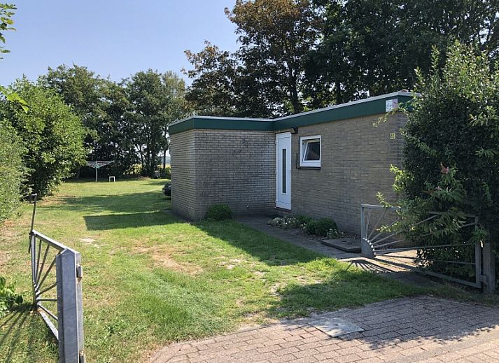 Bungalow Oud Vredelust 85 in De Koog, Texel with sunny conservatory and green surroundings.