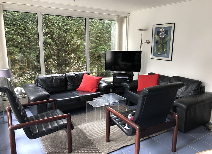 Bungalow Oud Vredelust 85 in De Koog, Texel with sunny conservatory and green surroundings.